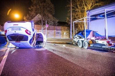 Stuttgart-Bad Cannstatt: Fahrzeug ueberschlagen - Lenkerin leicht verletzt